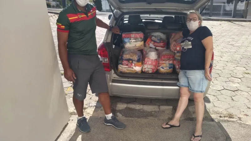 Pais e atletas arrecadam cestas básicas para doação