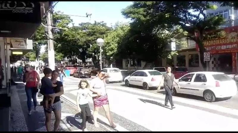 Mesmo durante quarentena, segunda-feira é movimentada no calçadão de Araranguá
