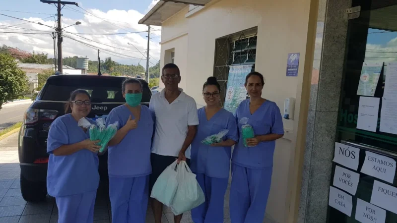 Voluntários produzem máscaras para ajudar a Saúde de Meleiro