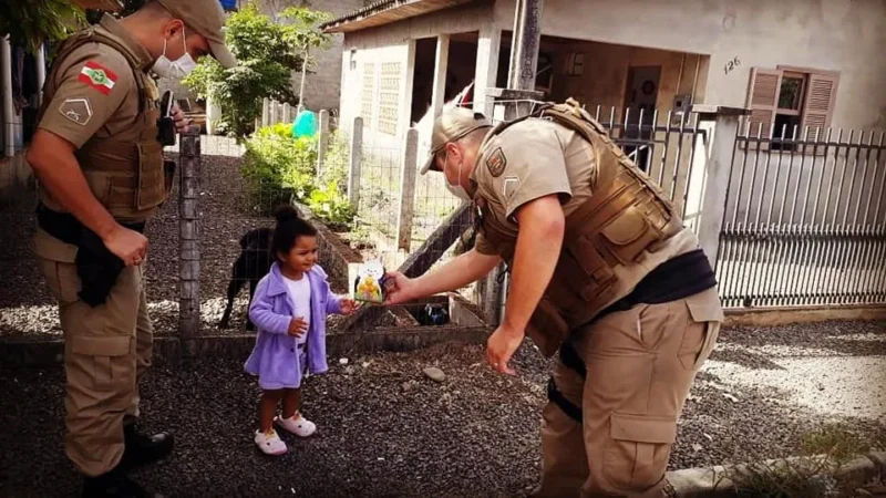 Em parceria, empresa e PM distribuem chocolates a crianças