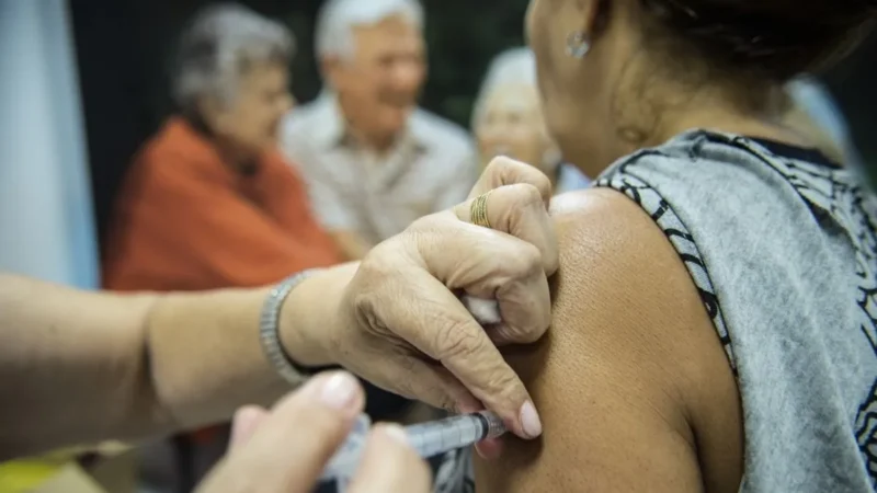 Saúde do Arroio vacina idosos acima de 60 anos no Salão Paroquial e Praia da Caçamba