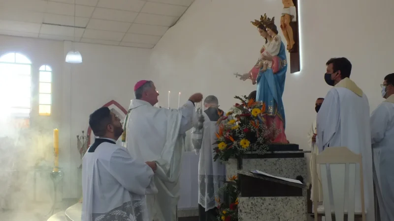 Bispo celebra missa de fundação de nova paróquia em Baln. Gaivota