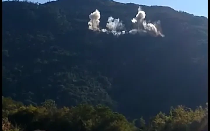 Detonação de rochas interrompe trânsito na Rocinha; confira o vídeo