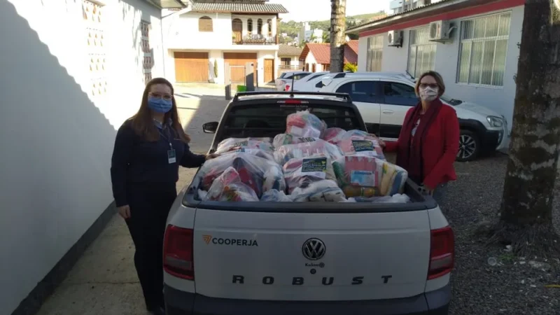 Cooperja e Ihara doam cestas básicas e beneficiam 700 famílias