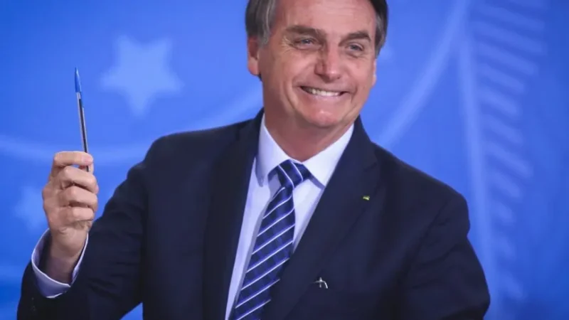 Bolsonaro sanciona com 11 vetos lei que altera auxílio emergencial