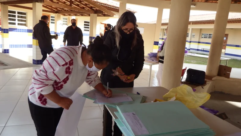 Escolas e CEIs entregam apostilas para o segundo trimestre com aulas não presenciais