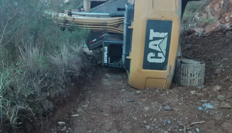 Empresa retira na quarta-feira a escavadeira tombada nas obras da Serra da Rocinha