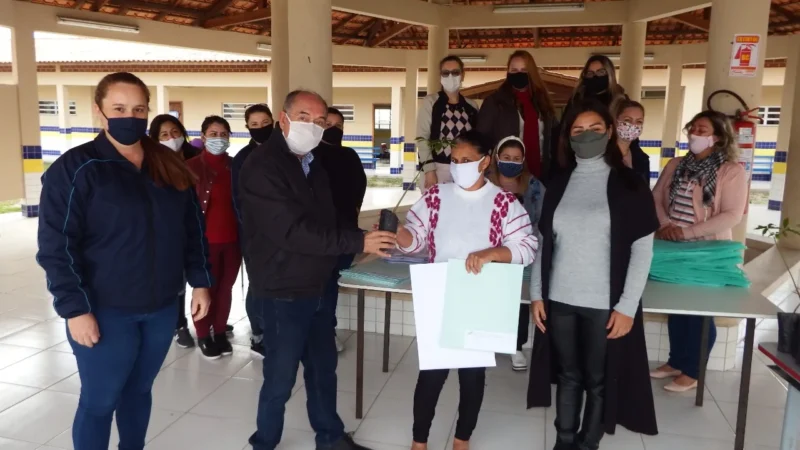 Prefeito participa de entrega de mudas de árvores na Semana do Meio Ambiente