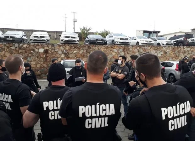 Polícia Civil realiza operação para cumprir 69 mandados de busca e apreensão contra golpes