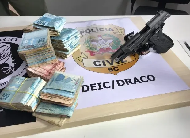 Operação Network: Polícia civil cumpre mais de 50 prisões e apreende drogas, dinheiro e arma