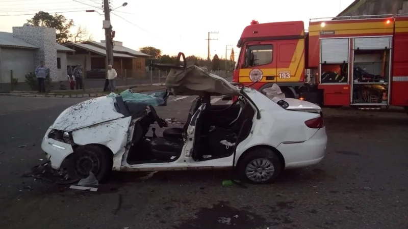 Acidente deixa 4 feridos após carro cair de viaduto