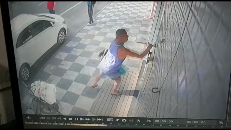 Homem ameaça funcionários de lotérica com faca; assista a vídeos
