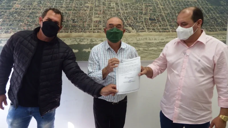 Prefeito entrega Ordem de Serviço para asfaltamento da Beira Mar Norte