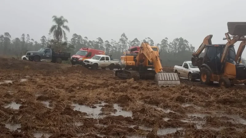 Helicóptero dos bombeiros resgata trabalhadores ilhados em Timbé do Sul