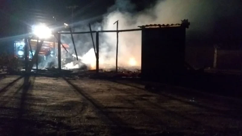 Família pede ajuda para construir casa depois de incêndio