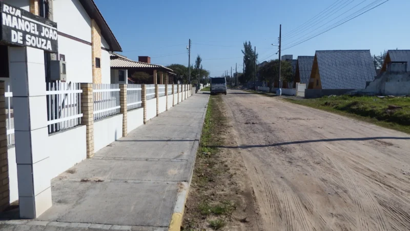 Moradores se reúnem com prefeito para pavimentação de rua na zona norte