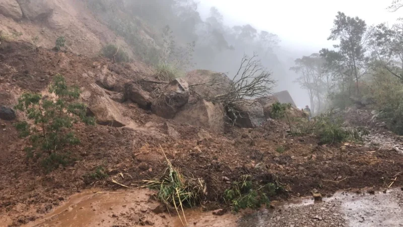 Deslizamento impede trânsito na Serra da Rocinha