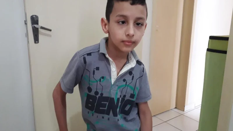 Mãe faz apelo por ajuda para cirurgia de filho com paralisia
