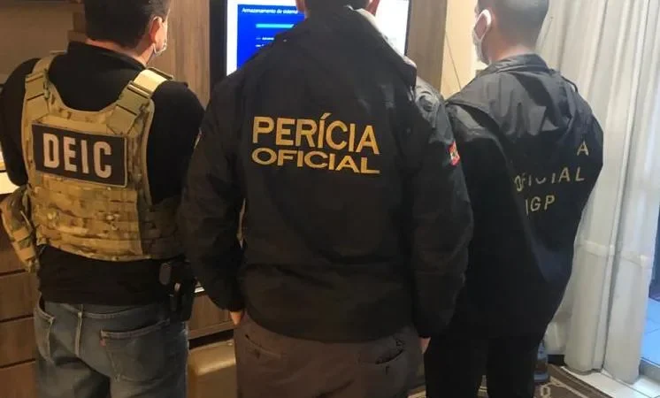 Polícia de SC prende quatro pessoas em operação contra pornografia infantil pela internet