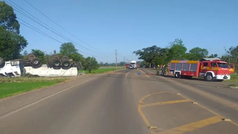 Caminhão bate em poste e tomba na pista em Meleiro