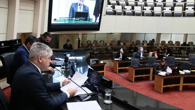 Comissão aprova prosseguimento de impeachment do governador e isenta vice