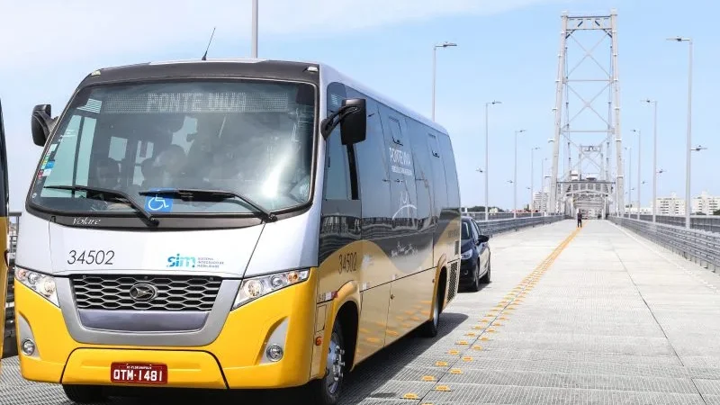 Ônibus com tecnologia anti-coronavírus passam a circular em Florianópolis