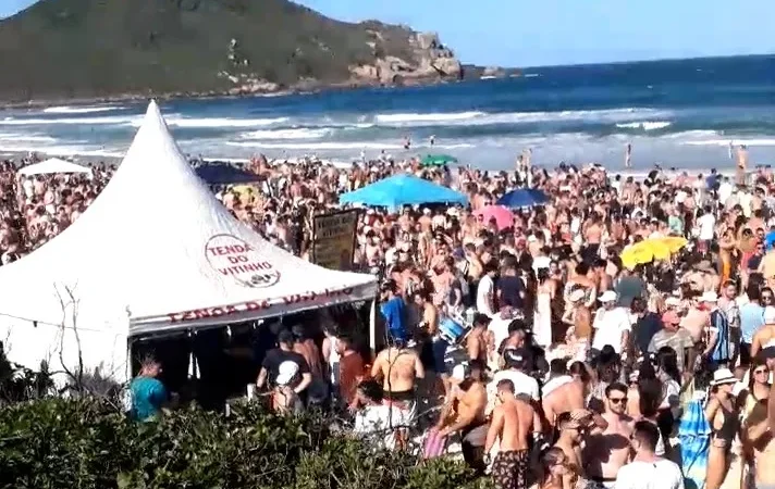 Após ‘caso Praia do Rosa’, veja o que será feito em SC para conter aglomerações de verão
