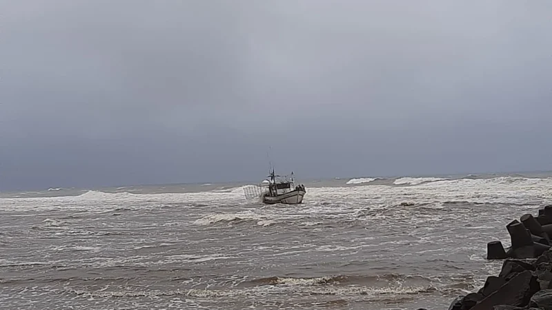 Barco fica encalhado e um dos tripulantes morre em Passo de Torres