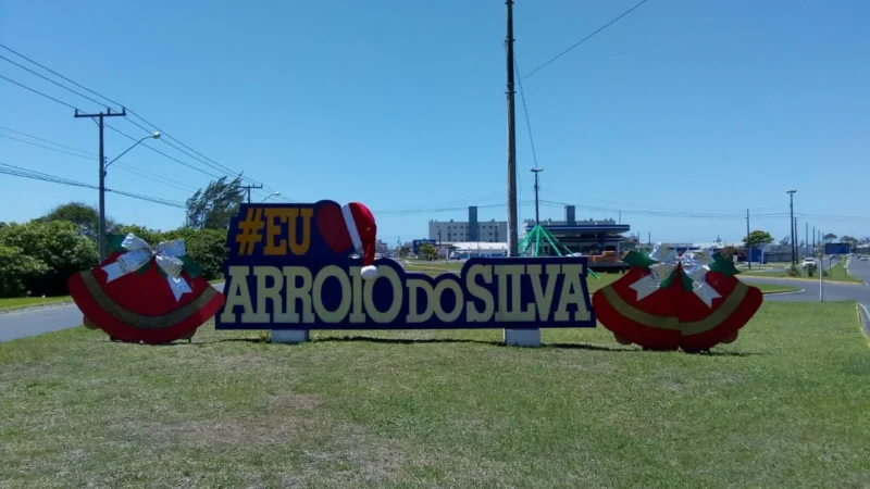Vândalos atacam decoração natalina no trevo principal em Arroio do Silva