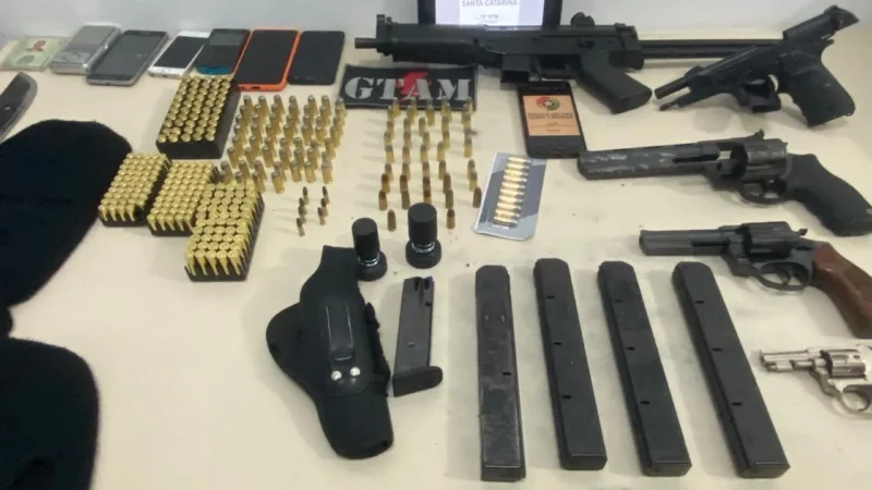 PM prende criminosos e apreende armas e munições em Araranguá