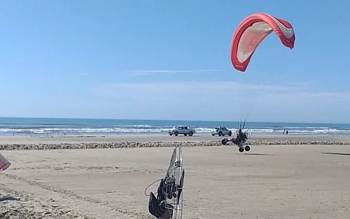 Pilotos de paramotor conquistam espaço para pousos e decolagens