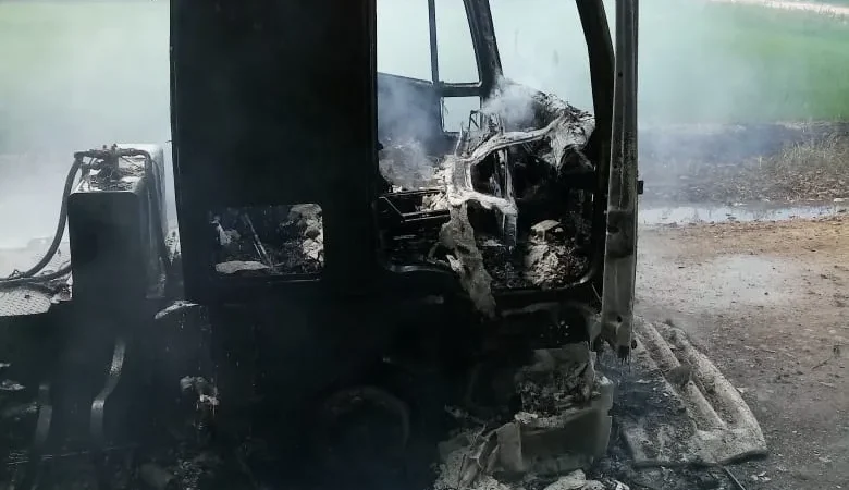 Carreta é consumida por incêndio em Turvo