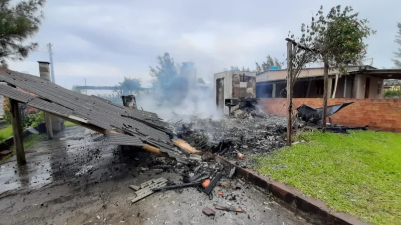 Incêndio destrói casa em Balneário Gaivota