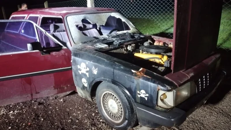 Carro e moto pegam fogo em Araranguá