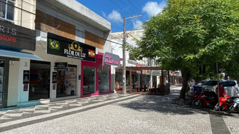 Calçadão de Araranguá é limpo e restaurado