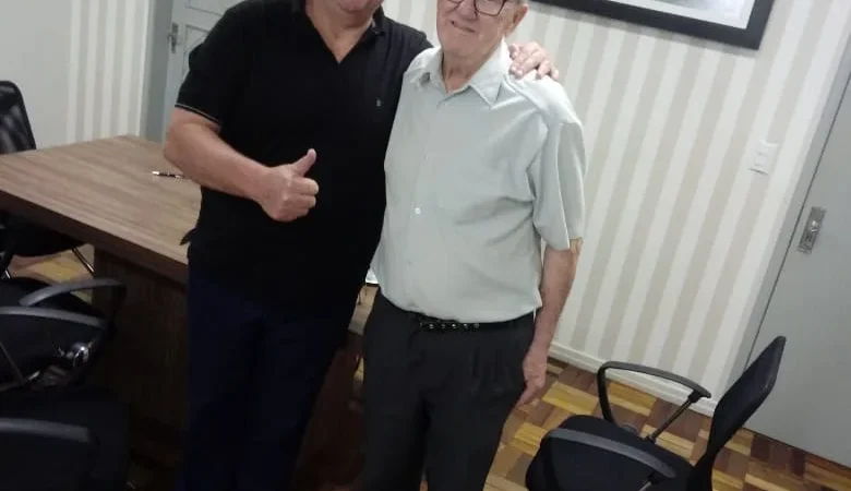 PREFEITO RECEBE VISITANTE ILUSTRE EM SEU GABINETE
