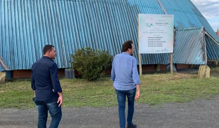 Parte externa do Ginásio Bolha é limpa em parceria com o Corpo de Bombeiros