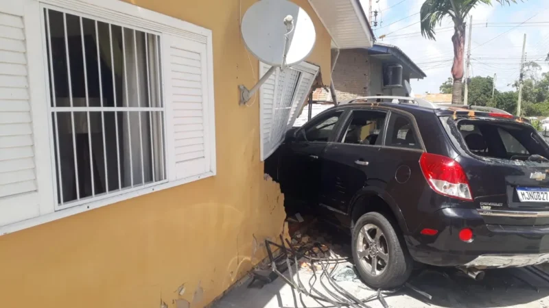 Motorista perde o controle do carro e bate em uma casa