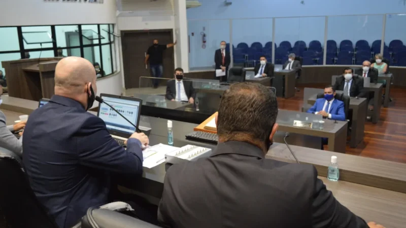 Vereadores debatem projetos sobre educação e isenção durante sessão