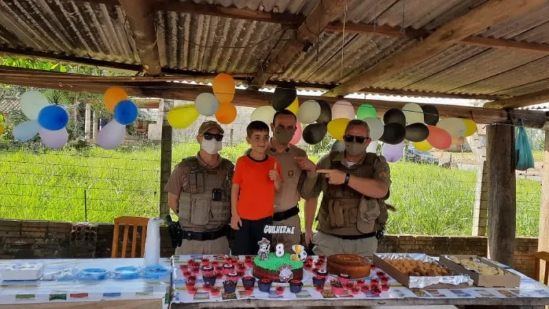 PM realiza sonho de pequeno aniversariante em Timbé do Sul