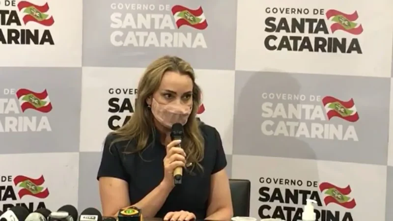 Ao vivo: Daniela Reinehr fala à imprensa pela primeira vez após assumir governo