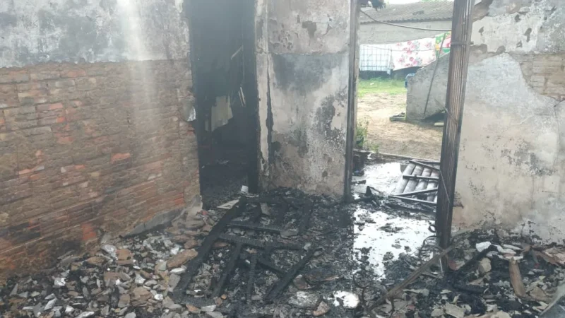 Idosa fica ferida em incêndio em quitinete em Araranguá