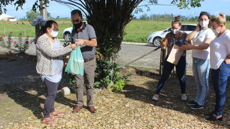 CRAS distribui peixes para a Sexta-Feira Santa a famílias