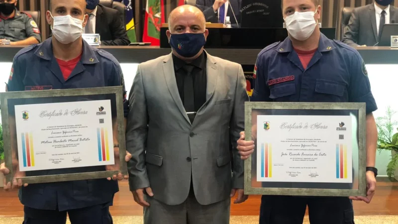 Bombeiros são homenageados por “ato de bravura”