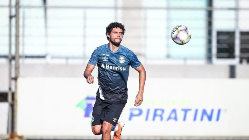 Victor Ferraz e Emanuel apresentam sintomas de Covid-19 e deixam delegação do Grêmio