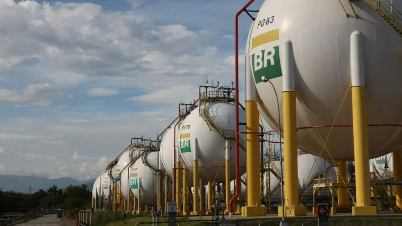 Petrobras anuncia aumento de 39% no gás natural para distribuidoras