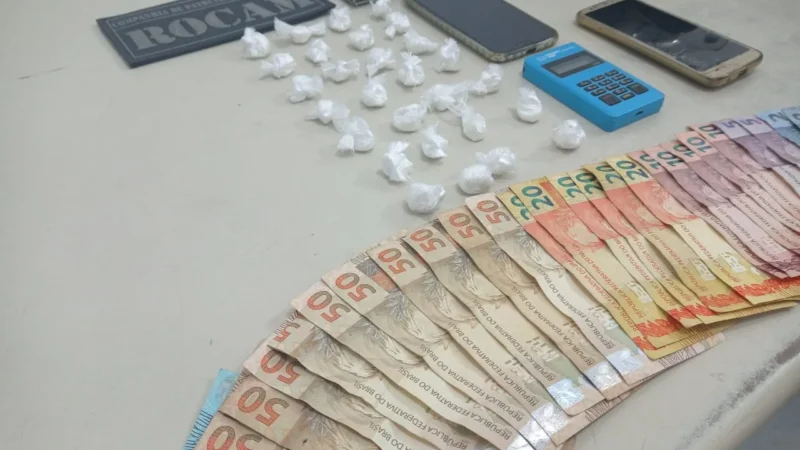 Motoboy e mulher são detidos traficando drogas em Araranguá