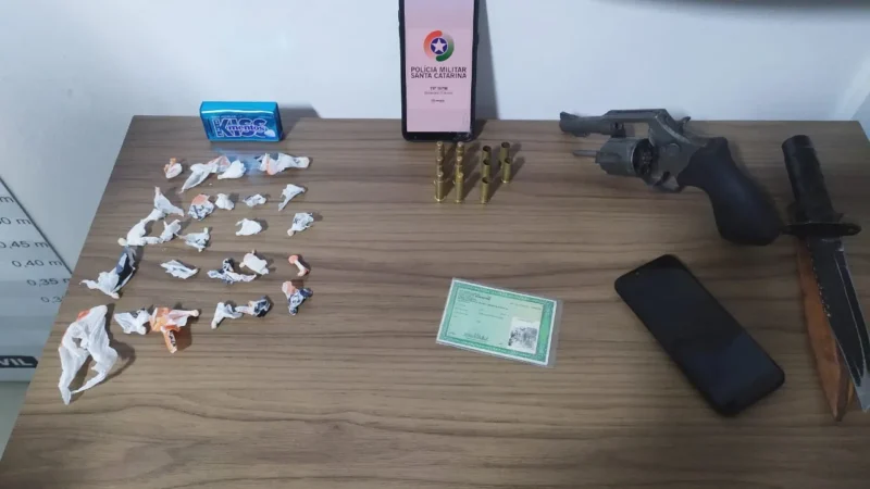 PM apreende drogas, arma e munições e prende dois em Sombrio
