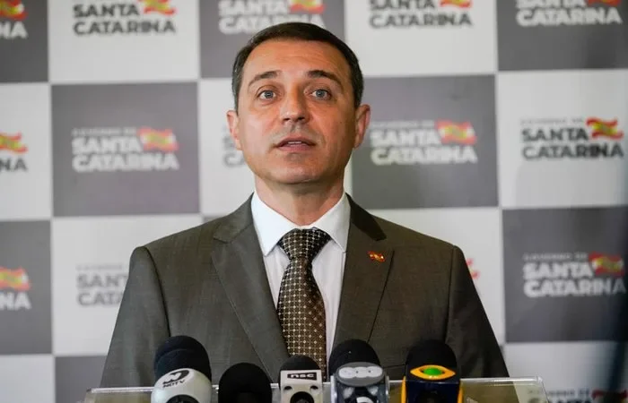 Carlos Moisés é absolvido e volta a governar Santa Catarina