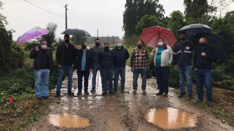 Autoridades avaliam situação de ponte entre Turvo e Ermo